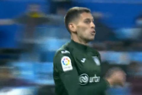 Ο Λάζαρ Ραντζέλοβιτς πανηγυρίζει γκολ που σημείωσε με τη φανέλα της Λεγκανές
