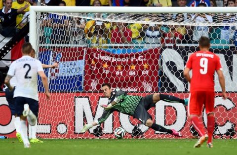 SALVADOR, BRAZIL - JUNE 20:  Diego Benaglio of Switzerland makes save after a penalty kick during the 2014 FIFA World Cup Brazil Group E match between Switzerland and France at Arena Fonte Nova on June 20, 2014 in Salvador, Brazil.  (Photo by Christopher Lee/Getty Images)