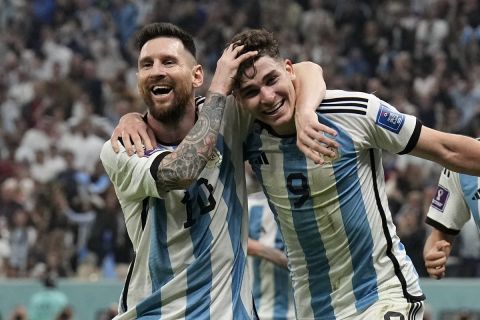 Ο Χουλιάν Άλβαρες της Αργεντινής πανηγυρίζει με τον Λιονέλ Μέσι γκολ που σημείωσε κόντρα στην Κροατία για τα προημιτελικά του Παγκοσμίου Κυπέλλου 2022 στο "Λουσαΐλ Αϊκόνικ Στέιντιουμ", Λουσαΐλ | Τρίτη 13 Δεκεμβρίου 2022