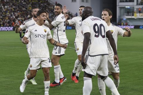 Οι Λουκάκου και Ντιμπάλα πανηγυρίζουν γκολ της Ρόμα στο Europa League απέναντι στην Σέριφ | 21 Σεπτεμβρίου 2023