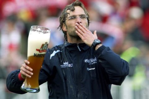 Mainz' coach Juergen Klopp holds a giant beer glass as he blows kisses to the spectators after the German first soccer division match between FSV Mainz 05 and Bayern Munich in the Bruchweg stadium in Mainz, central Germany, Saturday, May 7, 2005. Munich won 4-2 but Mainz remains in the first league. (AP Photo/Michael Probst) ** EMBARGOED AGAINST ANY MOBILE USE (NO MMS!) UNTIL 17.30 GMT **