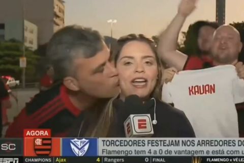 Οπαδός της Φλαμένγκο φιλάει στο μάγουλο ρεπόρτερ του ESPN