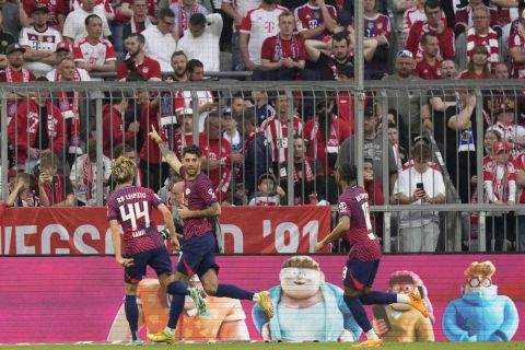 Οι παίκτες της Λειψίας πανηγυρίζουν γκολ που σημείωσαν κόντρα στην Μπάγερν για την Bundesliga 2022-2023 στην "Άλιαντς Αρένα", Μόναχο | Σάββατο 20 Μαΐου 2023