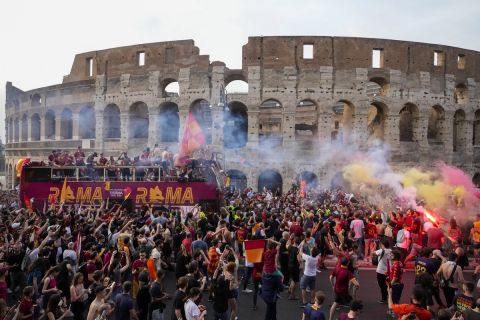 Οι παίκτες της Ρόμα πανηγυρίζουν μαζί με τους οπαδούς στο Κολοσσαίο την κατάκτηση του Europa Conference League | 26 Μαΐου 2022