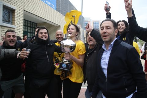 Οι παίκτριες της ΑΕΚ με το Κύπελλο στο "Απόστολος Κόντος"