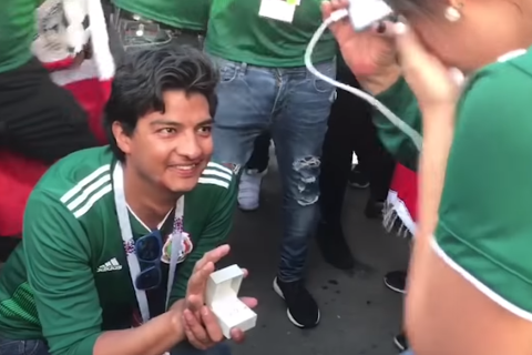VIDEO: Πρόταση γάμου την στιγμή που έβαλε γκολ το Μεξικό!