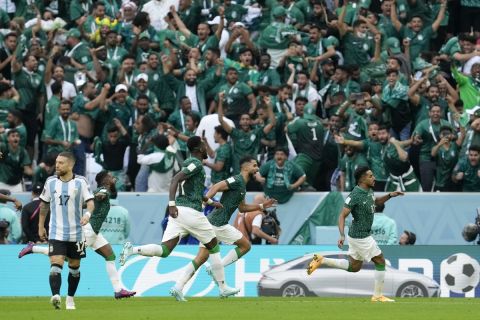 Οι παίκτες της Σαουδικής Αραβίας πανηγυρίζουν την ανατροπή κόντρα στην Αργεντινή