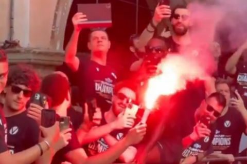 Βίρτους Μπολόνια: Παρέλαση με καπνογόνα, συνθήματα και... τρέλα για τους τροπαιούχους του EuroCup