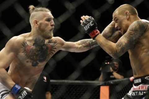 Στιγμιότυπο από την μάχη ανάμεσα σε Poirier και McGregor για το UFC το 2014.