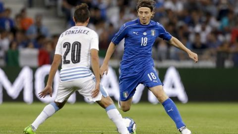Italy's Riccardo Montolivo, right, takes on Uruguay's Alvaro Gonzalez during a friendly soccer match between Italy and Uruguay, at the Nice Allianz Riviera stadium, France, Wednesday, June 7, 2017. (AP Photo/Claude Paris)