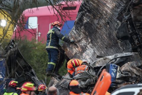 Προσπάθεια απεγκλωβισμού από τα βαγόνια των τρένων που συγκρούστηκαν στα Τέμπη