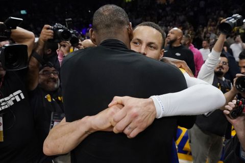 NBA: Η αγκαλιά ΛεΜπρόν - Κάρι μετά το τέλος της σειράς Λέικερς - Γουόριορς