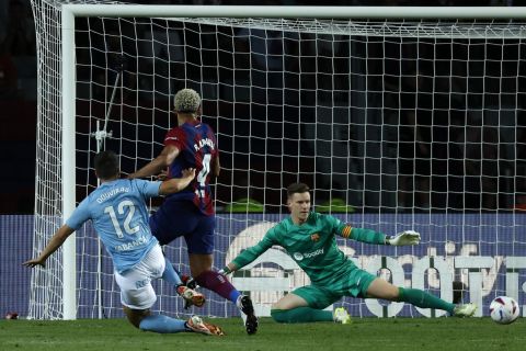 Ο Τάσος Δουβίκας σκοράρει το πρώτο γκολ του με τη φανέλα της Θέλτα απέναντι στην Μπαρτσελόνα σε αγώνα της La Liga | 23 Σεπτεμβρίου 2023