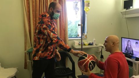 Ολυμπιακός: Ο Σπανούλης στο πλευρό φίλου των ερυθρόλευκων στο Αττικό Νοσοκομείο