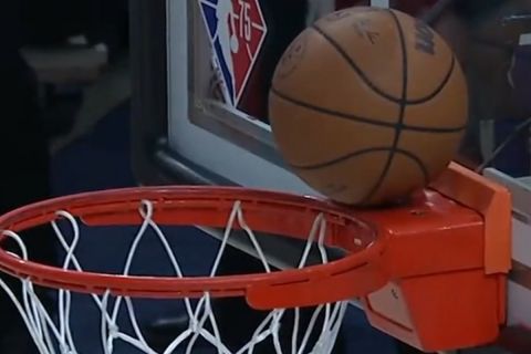 NBA: Απίθανη φάση στο Τζαζ - Θαντερ, η μπάλα έμεινε στην βάση της στεφάνης σε λέι-απ του Φρέιζερ
