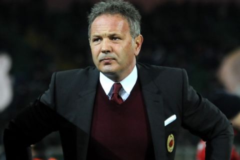 AC Milan's Sinisa Mihajlovic during the Serie A soccer match between Palermo and Milan, in Palermo, Italy,Wednesday Feb. 3,  2016. (AP Photo/Alessandro Fucarini)