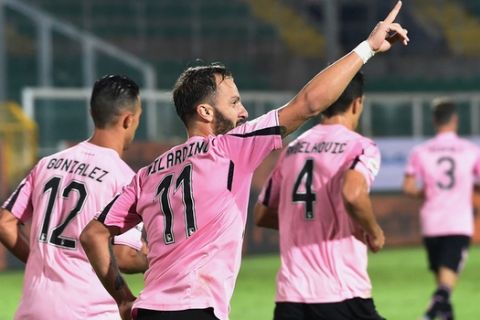 PALERMO, ITALY - OCTOBER 24:  Alberto Gilardino of Palermo celebrates after scoring the equalizing goal during the Serie a match between US Citta di Palermo and FC Internazionale Milano at Stadio Renzo Barbera on October 24, 2015 in Palermo, Italy.  (Photo by Tullio M. Puglia/Getty Images)