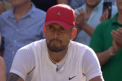 Wimbledon: Ο Κύργιος ξανάσπασε το dress code, εμφανίστηκε με κόκκινο καπέλο