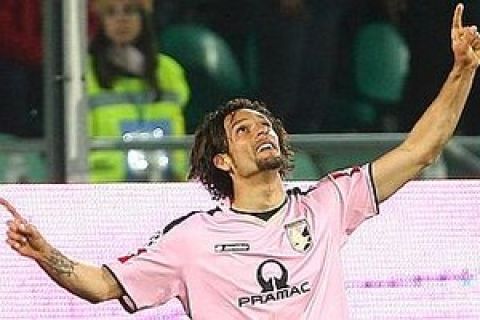 Palermo's forward Carvalho Amauri of Brazil celebrates after scoring the second goal against Juventus during their Serie A football match at Barbera Stadium on April 6, 2008. AFP PHOTO / Marcello PATERNOSTRO