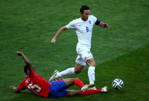 BELO HORIZONTE, BRAZIL - JUNE 24:  Frank Lampard of England controls the ball against Junior Diaz of Costa Rica during the 2014 FIFA World Cup Brazil Group D match between Costa Rica and England at Estadio Mineirao on June 24, 2014 in Belo Horizonte, Brazil.  (Photo by Jeff Gross/Getty Images)