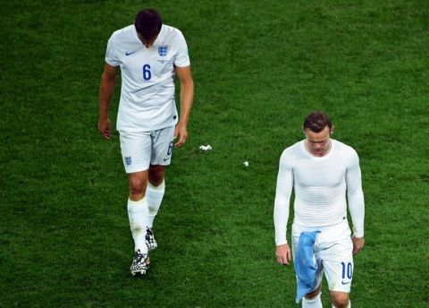SAO PAULO, BRAZIL - JUNE 19:  A dejected Phil Jagielka (L) and Wayne Rooney of England walk off after being defeated by Uruguay 2-1 during the 2014 FIFA World Cup Brazil Group D match between Uruguay and England at Arena de Sao Paulo on June 19, 2014 in Sao Paulo, Brazil.  (Photo by Matthias Hangst/Getty Images)