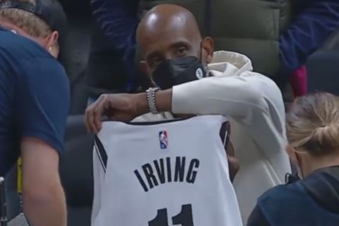 NBA: Ο Καϊρί Ίρβινγκ χάρισε στον πατέρα του την φανέλα από το ματς της επιστροφής του 