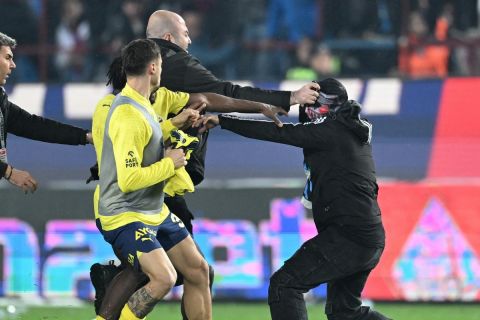 Σοκαριστική καταγγελία του προπονητή της Φενέρ: "Χτύπησαν τον γιο μου στο κεφάλι, βοηθοί και παίκτες μου έχουν τραυματιστεί"