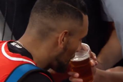 Ο Κύργιος ήπιε μπύρα από ποτήρι θεατή μετά τον αγώνα του