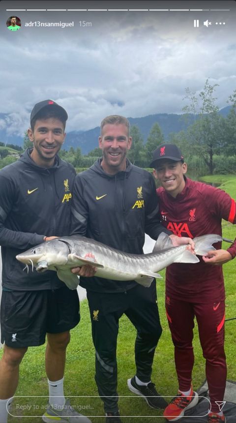 Ο Κώστας Τσιμίκας ψαρεύει κατά τη διάρκεια της προετοιμασίας της Λίβερπουλ στην Αυστρία μαζί με τους Άντριαν και Γκρούγιτς | 18 Ιουλίου 2021