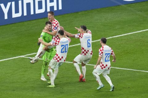 Oι παίκτες της Κροατίας αγκαλιάζουν τον Ντόμικ Λιβάκοβιτς