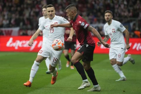 Ο Μίρτο Ουζούνι στο παιχνίδι της Αλβανίας με την Πολωνία για τα προκριματικά του Euro 2024.