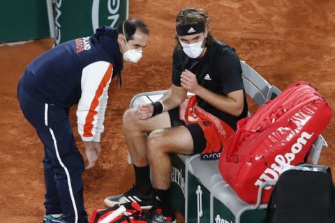 Ο Στέφανος Τσιτσιπάς απέναντι στον Τζόκοβιτς στο Roland Garros (AP Photo/Alessandra Tarantino)