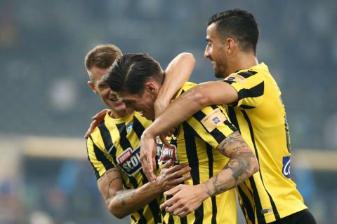 Οι παίκτες της ΑΕΚ πανηγυρίζουν το γκολ που σημείωσαν κόντρα στον Ιωνικό
