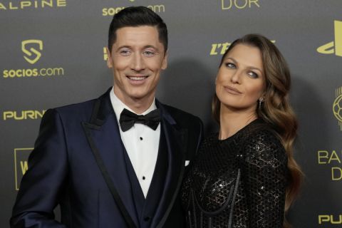 Ο Ρόμπερτ Λεβαντόβσκι με τη σύζυγό του Άννα στην εκδήλωση για τη Χρυσή Μπάλα του 2021