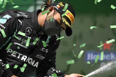 Ο Λιούις Χάμιλτον πανηγυρίζει τη νίκη που πέτυχε στο GP της Πορτογαλίας