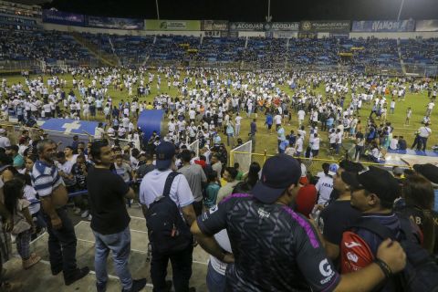 Είσοδος οπαδών στο γήπεδο σε αγώνα στο Σαλβαδόρ