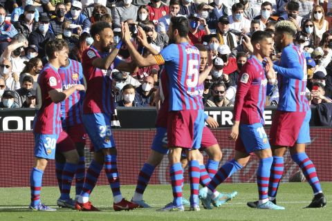 Οι παίκτες της Μπαρτσελόνα πανηγυρίζουν γκολ κόντρα στην Βαλένθια για την La Liga | 20 Φεβρουαρίου 2022