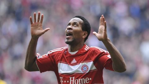 Munich player Ze Roberto celebrates after scoring the second goal for Munich during the German first division Bundesliga soccer match between FC Bayern Munich and Borussia Dortmund in Munich, southern Germany, on Sunday, April 13, 2008. (AP Photo/Christof Stache) ** Eds note German spelling of Munich is Muenchen. ** NO MOBILE USE UNTIL 2 HOURS AFTER THE MATCH, WEBSITE USERS ARE OBLIGED TO COMPLY WITH DFL-RESTRICTIONS, SEE INSTRUCTIONS FOR DETAILS **