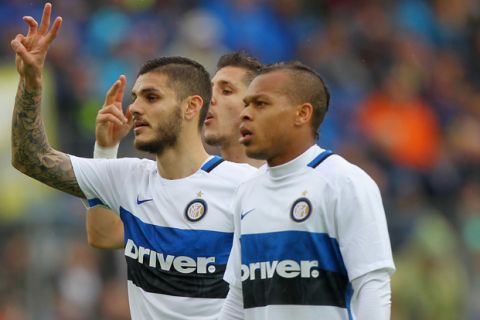 FROSINONE, ITALY - APRIL 09:  Mauro Icardi and Jonathan Biabiany of FC Internazionale Milano react during the Serie A match between Frosinone Calcio and FC Internazionale Milano at Stadio Matusa on April 9, 2016 in Frosinone, Italy.  (Photo by Paolo Bruno/Getty Images)