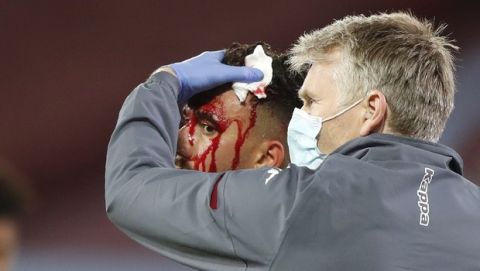 Ο Τρεζεγκέ μετά τον τραυματισμό του στον αγώνα Γουέστ Χαμ - Άστον Βίλα