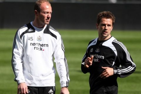 Newcastle United's manager Alan Shearer,left, is seen with his Captain Michael Owen, right,  during their training session at St James' Park, Newcastle, England, Tuesday, April 7, 2009. (AP Photo/Scott Heppell)