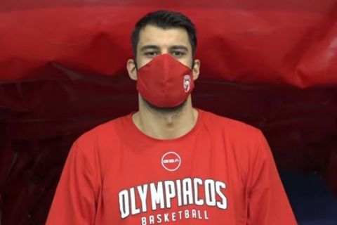 Ο Γιώργος Πρίντεζης φοράει μάσκα σε διαφημιστικό του Ολυμπιακού εναντίον του κορονοϊού