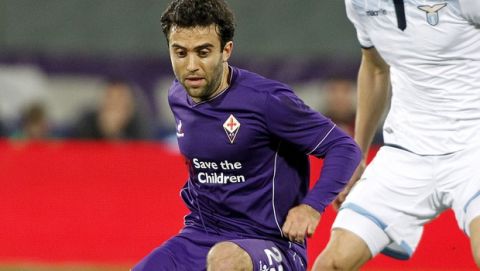 Fiorentina's Giuseppe Rossi, left, is challenged by Lazio's Wesley Hoedt during a Serie A soccer match at the Artemio Franchi stadium in Florence, Italy, Saturday, Jan. 9, 2016. (AP Photo/Fabrizio Giovannozzi) 