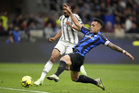 Inter Milan's Lautaro Martinez, foreground, and Juventus' Bremer challenge for the ball during a Italian cup semi final second leg soccer match between Inter Milan and Juventus at the San Siro stadium in Milan, Italy, Wednesday, April 26, 2023. (AP Photo/Luca Bruno)