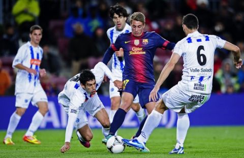 FC Barcelona's Deulofeu, second right, duels for the ball against Alaves's Agustin, right, during a Copa del Rey soccer match at the Camp Nou stadium in Barcelona, Spain, Wednesday, Nov 28, 2012. (AP Photo/Manu Fernandez)