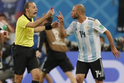 Argentina's Javier Mascherano, right, argues with referee Cuneyt Cakir during the group D match between Argentina and Nigeria, at the 2018 soccer World Cup in the St. Petersburg Stadium in St. Petersburg, Russia, Tuesday, June 26, 2018. (AP Photo/Ricardo Mazalan)