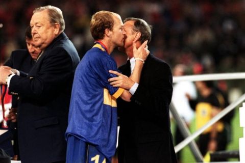Alaves' Jordi Cruyff (c) kisses his father Johan (r) after receiving his runners-up medal from UEFA President Lennart Johansson (l) 