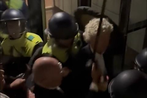 Η Λέγκια ανέβασε VIDEO της επίθεσης που δέχθηκε ο ιδιοκτήτης της από αστυνομικούς έξω από το γήπεδο της Άλκμααρ