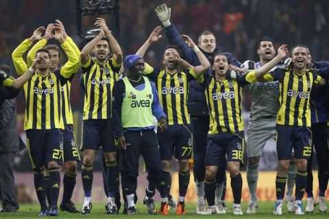 Fenerbahce players celebrate their victory against Galatasaray after their Turkish Super League derby soccer match at Turk Telekom Arena in Istanbul March 18, 2011.  REUTERS/Murad Sezer (TURKEY - Tags: SPORT SOCCER)