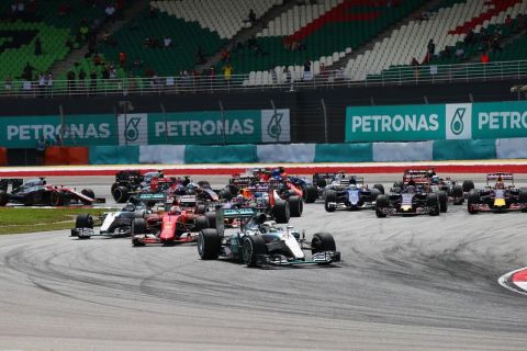 KUALA LUMPUR, MALAYSIA - MARCH 29:  Lewis Hamilton of Great Britain and Mercedes GP leads from Sebastian Vettel of Germany and Ferrari around the first corner during the Malaysia Formula One Grand Prix at Sepang Circuit on March 29, 2015 in Kuala Lumpur, Malaysia.  (Photo by Mark Thompson/Getty Images)